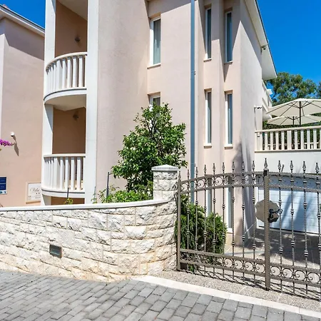 Helle Mit Sonnenbalkon Apartman *